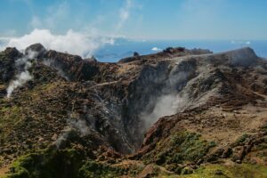 Bouches éruptives et gouffres dégageant des fumerolles au sommet du volcan de la Soufrière.