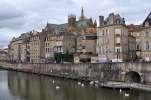 Les bords de la Moselle à Metz, région Grand Est.