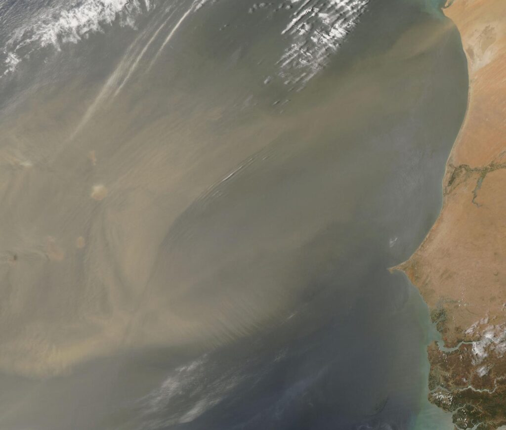 Tempête de poussière au large de la côte ouest de l'Afrique