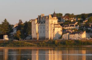 Château de Montsoreau, depuis la rive droite de la Loire.