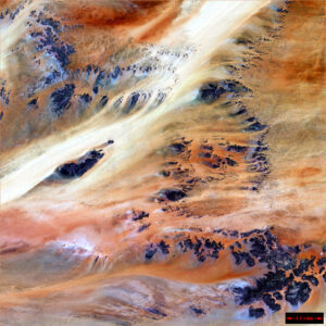 Série d’affleurements rocheux dans le désert du Sahara