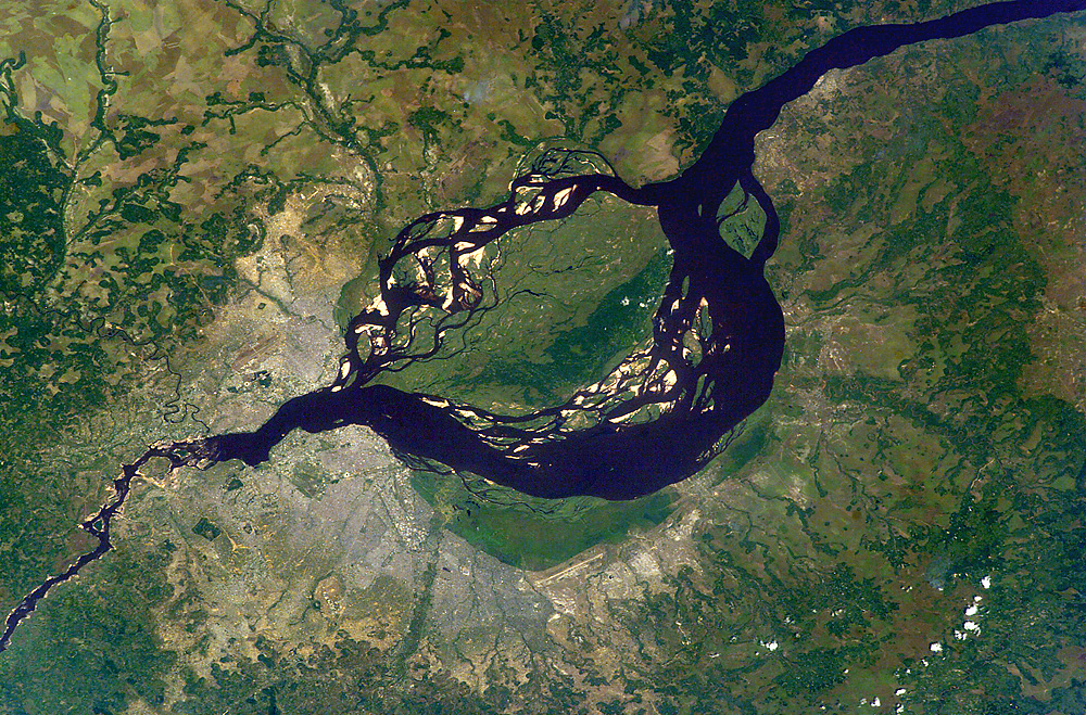 Brazzaville et Kinshasa sur les rives opposées du fleuve Congo