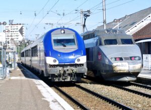 TER Bourgogne-Franche-Comté pour Dijon et un TGV, en gare de Besançon-Viotte, dans le Doubs.