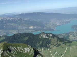 Le lac d'Annecy vu depuis le sommet de la Tournette.