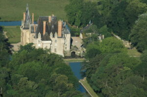 Vue aérienne du château d'Avrilly dans la commune de Trévol.