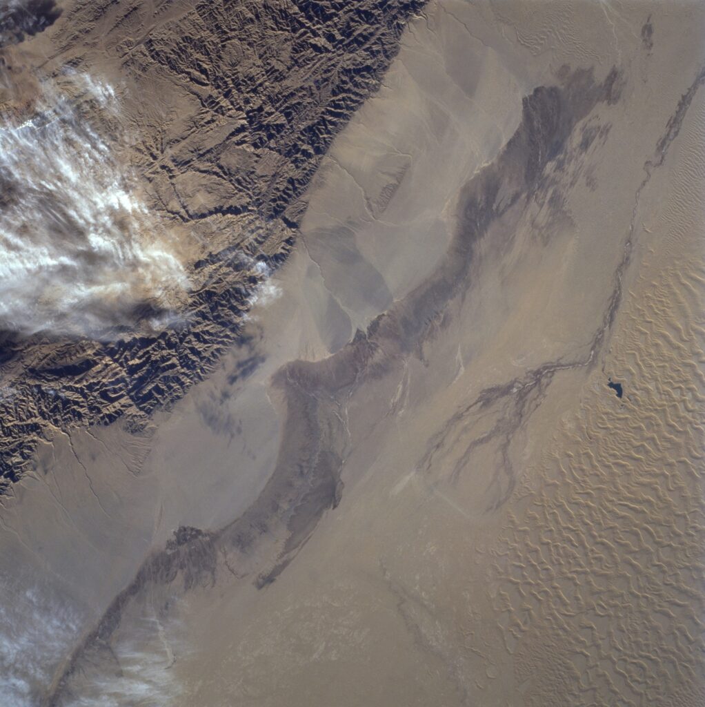 Montagnes de l'Altyn-Tagh contrastant avec le désert du Taklamakan