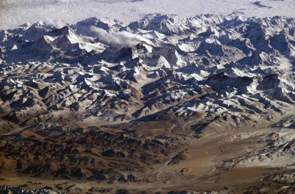 Vue oblique de l'Himalaya depuis l'espace, à 360 km d'altitude.