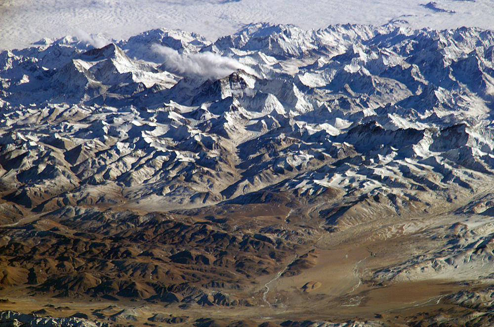 Vue oblique de l'Himalaya depuis l'espace, à 360 km d'altitude
