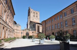 Bâtiment de la préfecture de Toulouse, avec la cathédrale de la ville en arrière-plan.