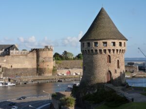 Le château de Brest vu depuis le pont de Recouvrance.