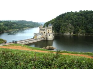 Le Château de La Roche sur une boucle de la Loire dans la commune de Saint-Priest-la-Roche.