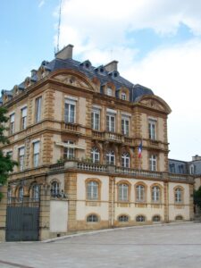 Ancien palais épiscopal devenu préfecture et siège du Conseil Général de Lozère à Mende.