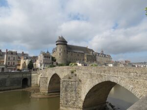 Le château de Laval, un château situé à Laval, dans le département de la Mayenne.