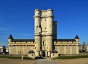 Le donjon du château de Vincennes entouré de sa chemise - Vincennes, Val-de-Marne.