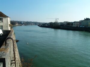 La Seine à Corbeil-Essonnes . Vue du pont Patton sur la rive gauche.