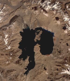 Lac Kara-Kul dans les montagnes du Pamir