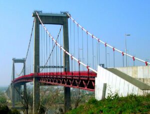 Le Pont d'Aquitaine sur la Garonne à Bordeaux.