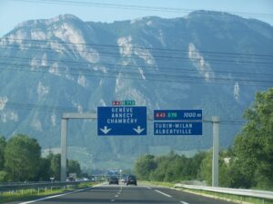 L'autoroute A41 venant de Grenoble rejoint bientôt l'autoroute A43 près de Chambéry en Savoie.