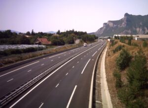L'autoroute « Val de Durance » au sud de La Saulce (Hautes-Alpes).