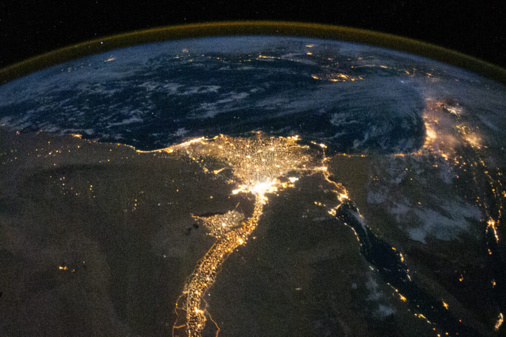 Vue nocturne de l'Egypte depuis l'espace
