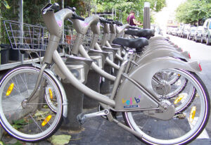 Vélos Vélib à Paris proche métro Cité.