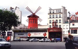 Le Moulin Rouge sur le boulevard de Clichy, Paris.