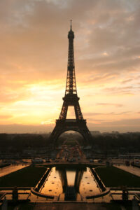 Lever de soleil sur la tour Eiffel. Photo prise de la place du Trocadéro.