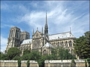 Vue sur la cathédrale Notre-Dame de Paris depuis le fleuve.