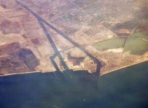 Convoi de cargos quittant le canal de Suez