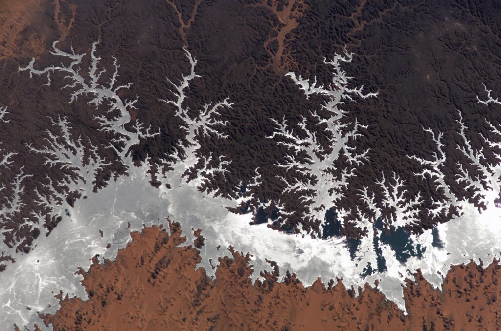 Le reflet du soleil transforme le lac Nasser couleur argent