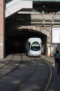 Tramway passant sous la gare de Lyon-Perrache.