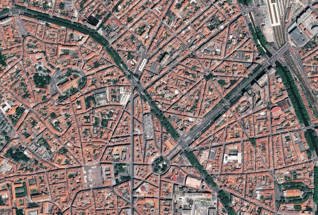 Le coeur de la ville de Toulouse vu par le satellite Pléiades en 2014.