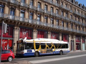 Un bus Heuliez de Tisséo, rue d'Alsace-Lorraine à Toulouse.