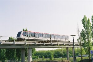 Une rame du métro sur un viaduc de la ligne A, entre les stations Balma-Gramont et Argoulets.