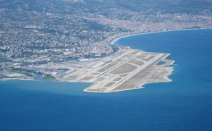 L'aéroport de Nice-Côte d'Azur vu du ciel.