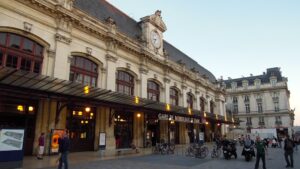 Gare de Bordeaux-Saint-Jean, dite gare Saint-Jean à Bordeaux.