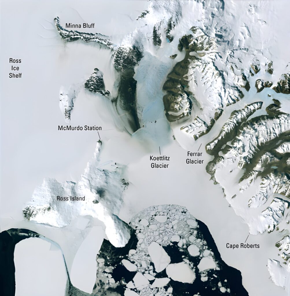 La base américaine antarctique McMurdo au sud de l'île de Ross