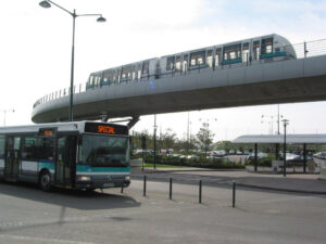 Bus et métro à la station La Poterie.