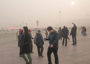Lumière du jour obstruée par la pollution sur la place Tian'anmen à Pékin.