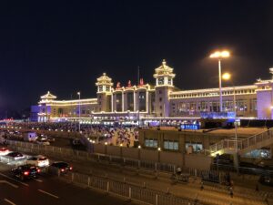 Gare de Pékin la nuit.