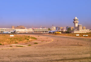 Terminal principal et tour de contrôle de l'aéroport de Ouagadougou.