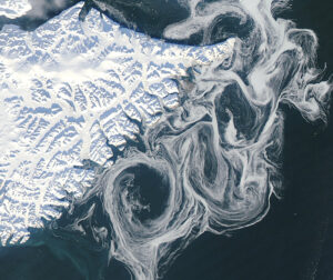 Tourbillons de glace de mer au large de la côte est du Groenland 2012.