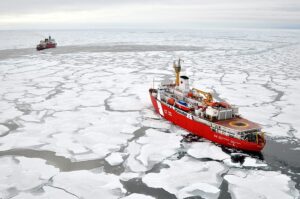 Navires de la Garde côtière américaine et canadienne dans l'Arctique.