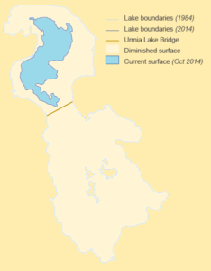 Surface du lac d'Ourmia à l'origine (en jaune clair) et en octobre 2014 (en bleu).