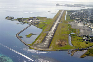 Vue aérienne de  l’aéroport international de Tahiti-Faaa