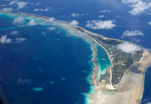 Vue aérienne de l’île Laura, ouest de l’atoll de Majuro