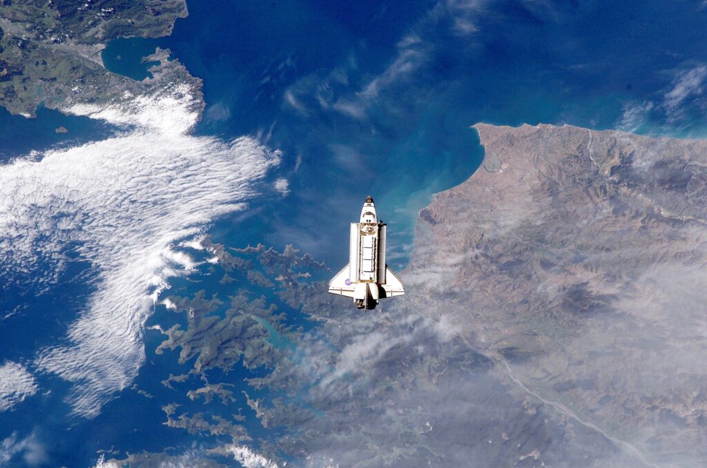 La navette spatiale Endeavour au-dessus du détroit de Cook, Nouvelle-Zélande