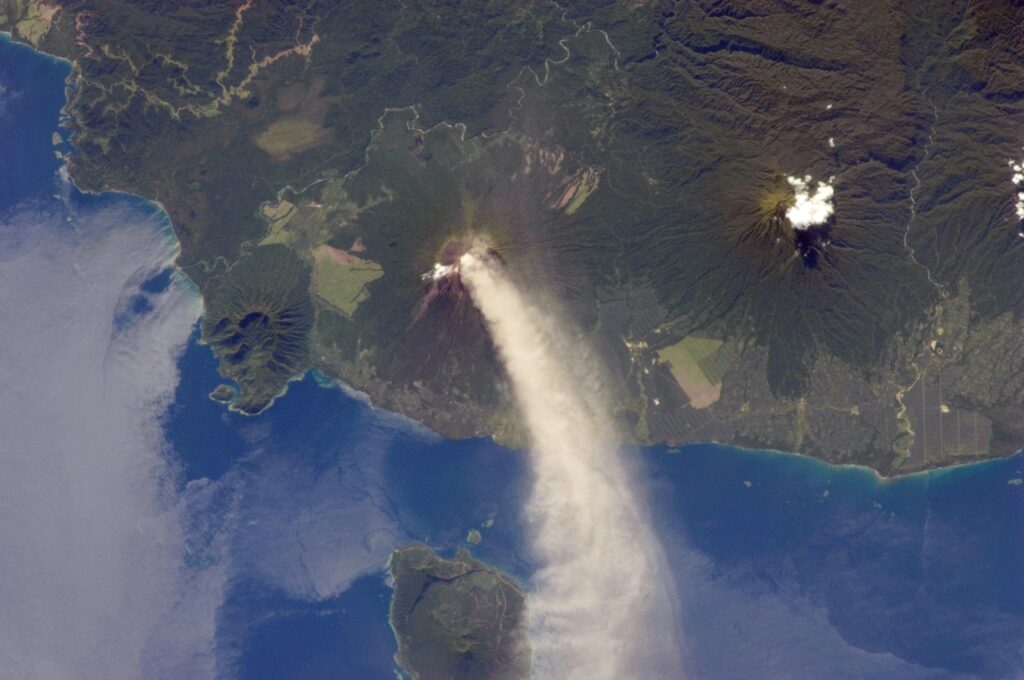 Panache émanant du volcan Ulawun