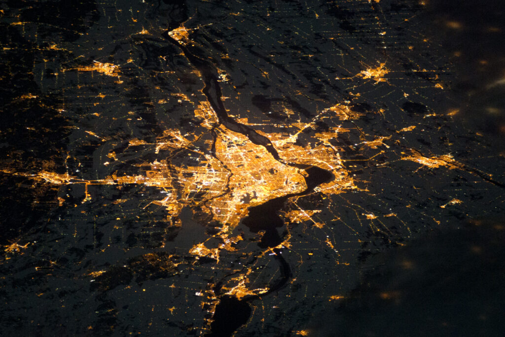 Vue nocturne de la région métropolitaine de Montréal