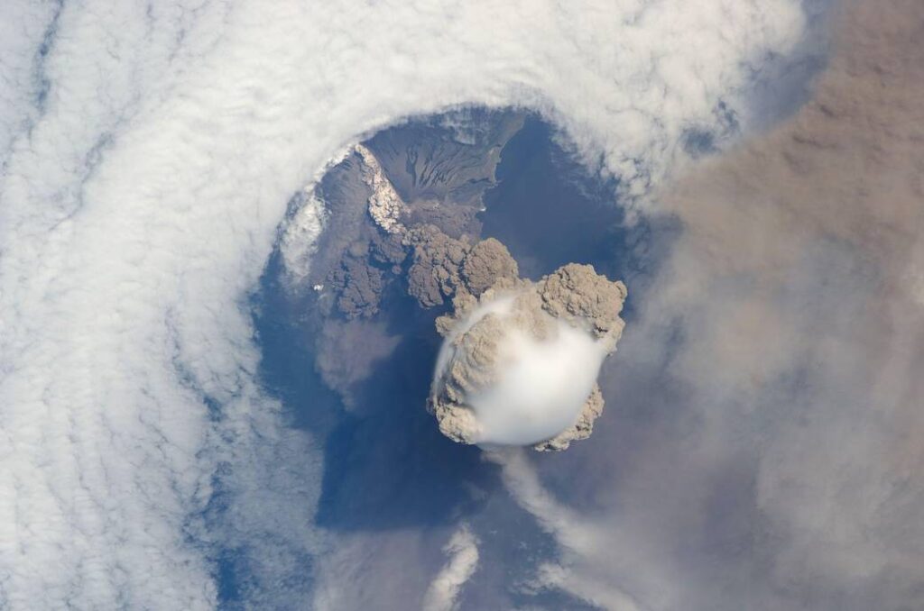 Image satellite du volcan Sarychev sur l'île de Matoua